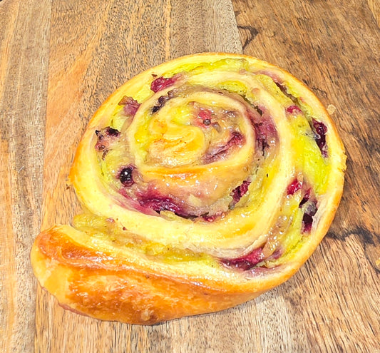 Roulé Brioché Crème pâtissière Pistache et Fruits Rouges